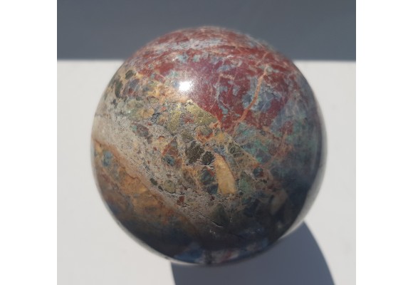 Kula polerowana z listwenitu z dużymi skupieniami chalkopirytu z Przygórza k. Nowej Rudy