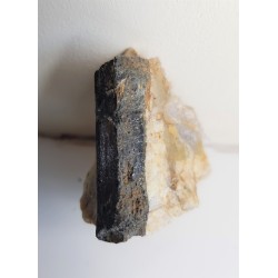 Kryształ szerlu z historycznego pegmatytu w Michałkowej w Górach Sowich