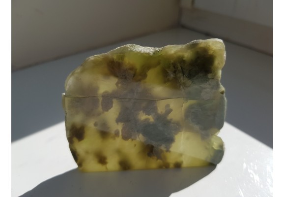 Masywny, przejrzysty, zielony wezuwian z Rosji