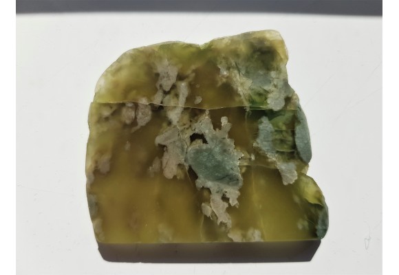 Masywny, przejrzysty, zielony wezuwian z Rosji