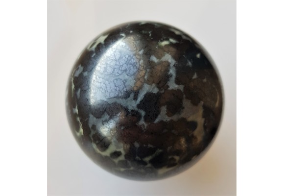 Kula polerowana z chromitu z Tąpadeł