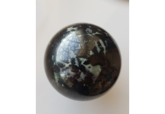 Kula polerowana z chromitu z Tąpadeł