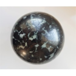 Kula polerowana z chromitu z Tąpadeł