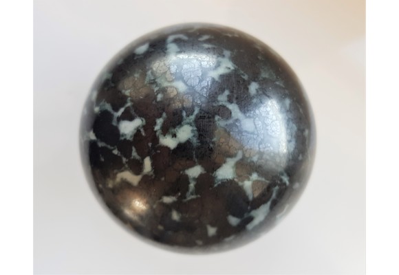Kula polerowana z chromitu z Tąpadeł
