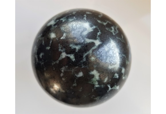 Kula polerowana z chromitu z Tąpadeł