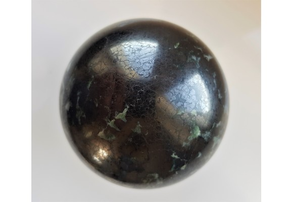 Kula polerowana z chromitu z Tąpadeł