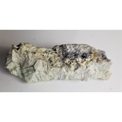 Skupienie kryształów tremolitu z Miedzianki