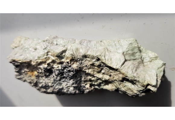 Skupienie kryształów tremolitu z Miedzianki