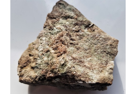 Kryształy wezuwianu w skarnie z Samborowiczek