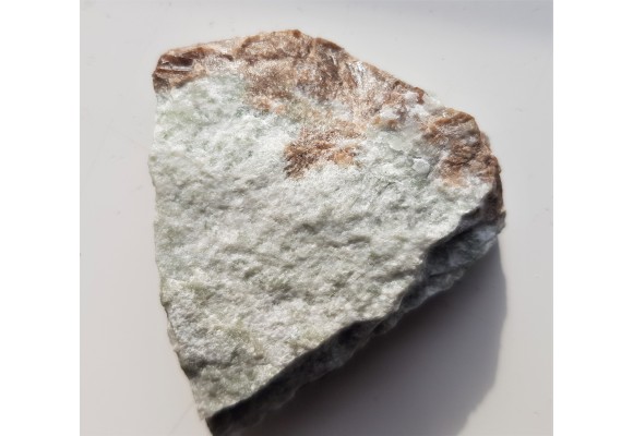 Kryształy wezuwianu w skarnie z Samborowiczek