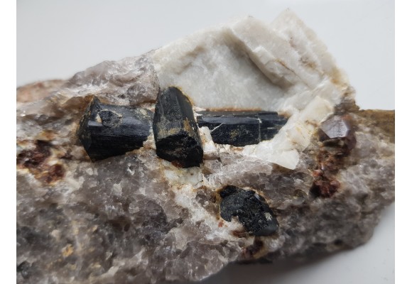 Zrost szerli oraz granat w pegmatycie z Piławy Górnej