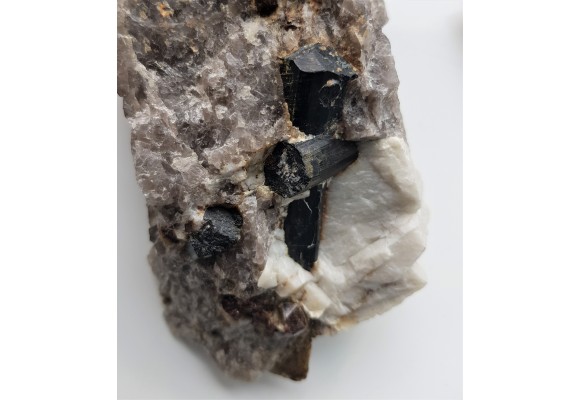 Zrost szerli oraz granat w pegmatycie z Piławy Górnej