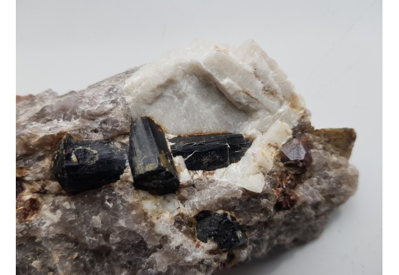 Zrost szerli oraz granat w pegmatycie z Piławy Górnej