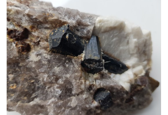 Zrost szerli oraz granat w pegmatycie z Piławy Górnej