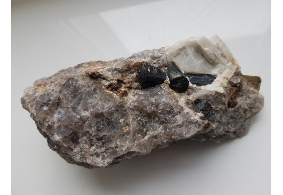 Zrost szerli oraz granat w pegmatycie z Piławy Górnej