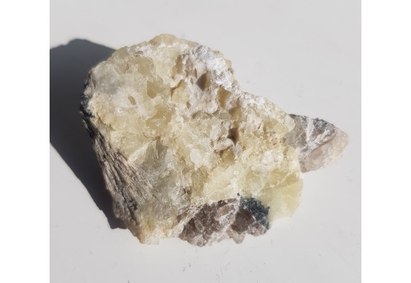 Duże, masywne skupienie zielonożółtego prehnitu z Zimnika k. Strzegomia