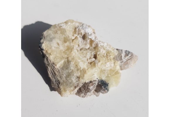 Duże, masywne skupienie zielonożółtego prehnitu z Zimnika k. Strzegomia