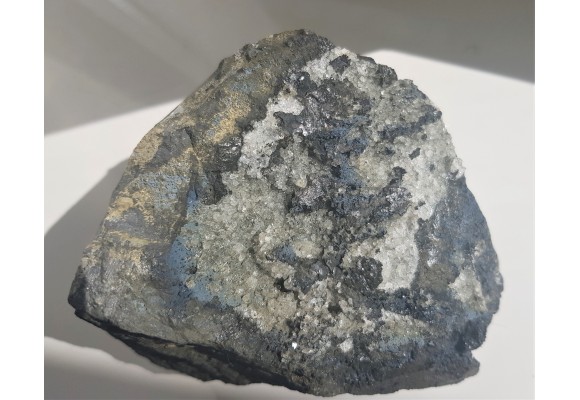 Piękna druza phillipsytu na bazalcie z Grabiszyc