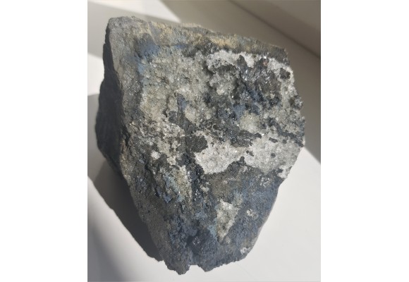 Piękna druza phillipsytu na bazalcie z Grabiszyc