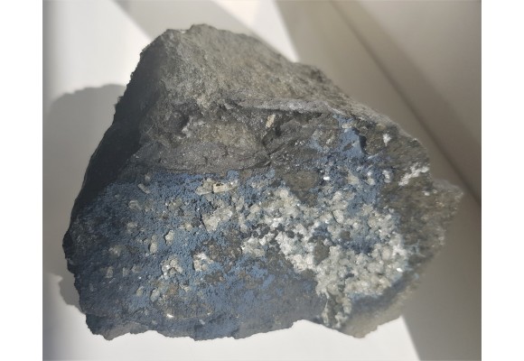 Piękna druza phillipsytu na bazalcie z Grabiszyc