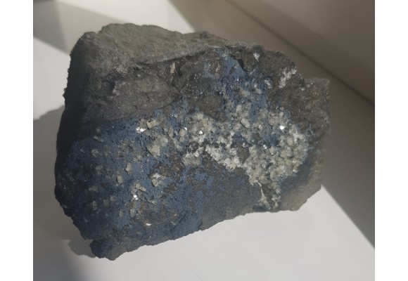 Piękna druza phillipsytu na bazalcie z Grabiszyc