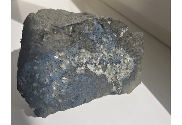 Piękna druza phillipsytu na bazalcie z Grabiszyc