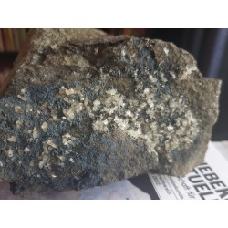 Piękna druza phillipsytu na bazalcie z Grabiszyc