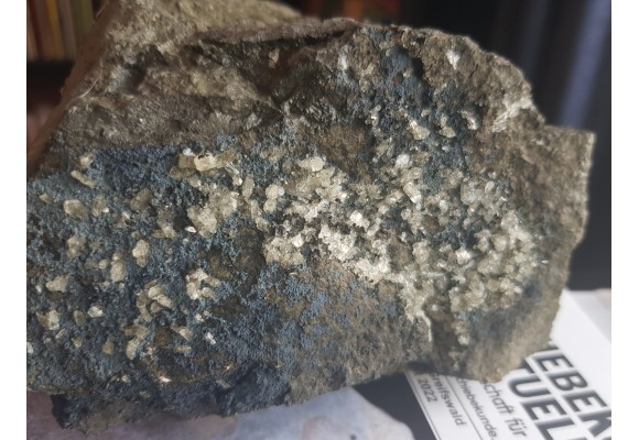 Piękna druza phillipsytu na bazalcie z Grabiszyc