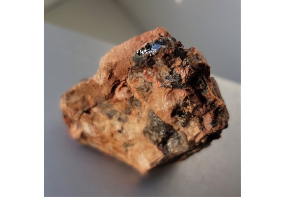 Fergusonit ze Skalnej Bramy k. Szklarskiej Poręby