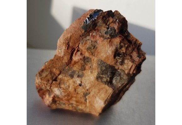 Fergusonit ze Skalnej Bramy k. Szklarskiej Poręby