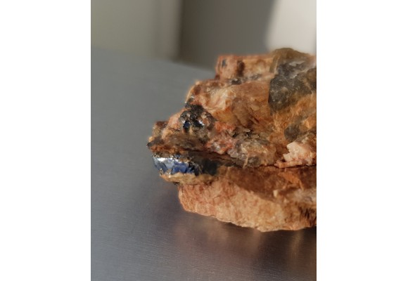 Fergusonit ze Skalnej Bramy k. Szklarskiej Poręby