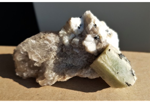 Piękny kryształy berylu w pegmatycie z Piławy Górnej