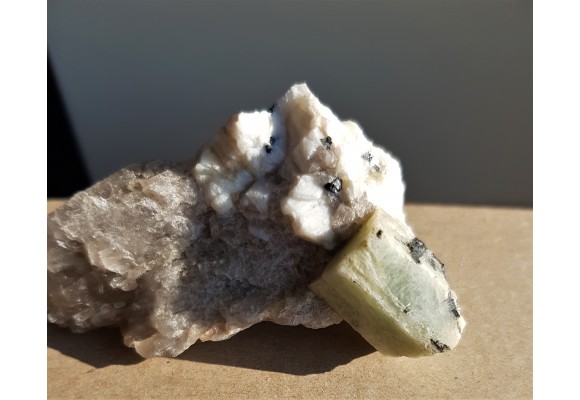 Piękny kryształy berylu w pegmatycie z Piławy Górnej