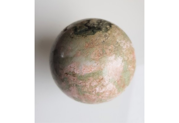 Kula polerowana z rodingitu z Sobótki