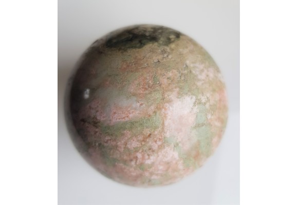 Kula polerowana z rodingitu z Sobótki