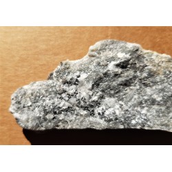 Spinele w marmurze z Łażan k. Żarowa