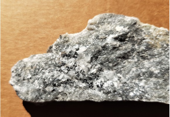 Spinele w marmurze z Łażan k. Żarowa