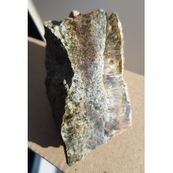 Miąższa żyła iryzującego syllimanitu w gnejsie sowiogórskim z okolic Dzierżoniowa