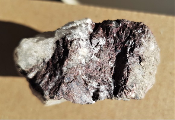 Piemontyt - epidot manganowy z doliny Aosty (Włochy)