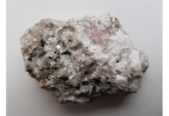 Andaluzyt i turmalin w pegmatycie z Izerskich Garbów