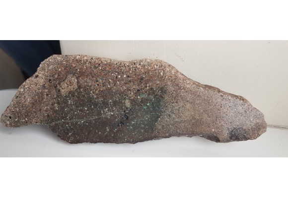 Zlepieniec ze Starych Bogaczowic z impregnacjami malachitu i minerałów rudnych