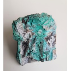 Brochantyt pokrywający romboedry kalcytu z Ciechanowic k. Miedzianki sudeckiej