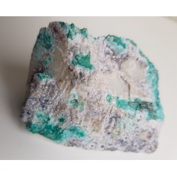 Brochantyt pokrywający romboedry kalcytu z Ciechanowic k. Miedzianki sudeckiej