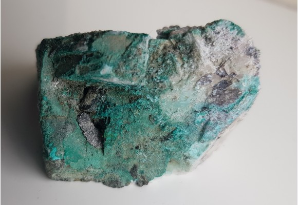 Brochantyt pokrywający romboedry kalcytu z Ciechanowic k. Miedzianki sudeckiej