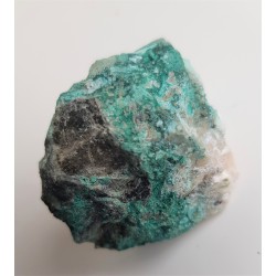 Brochantyt pokrywający romboedry kalcytu z Ciechanowic k. Miedzianki sudeckiej