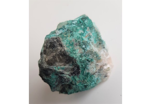 Brochantyt pokrywający romboedry kalcytu z Ciechanowic k. Miedzianki sudeckiej