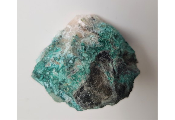 Brochantyt pokrywający romboedry kalcytu z Ciechanowic k. Miedzianki sudeckiej