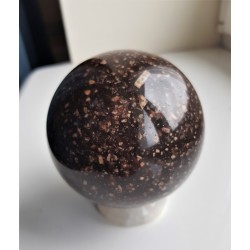 Piękna kula z porfirowatego syenitu/trachitu (pobrzeże Bałtyku)