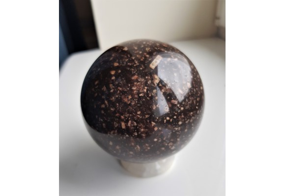 Piękna kula z porfirowatego syenitu/trachitu (pobrzeże Bałtyku)