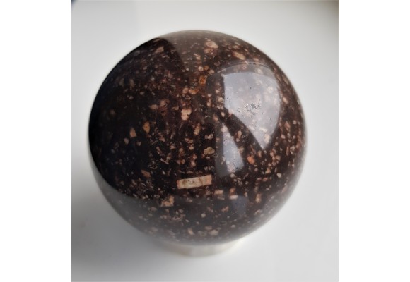 Piękna kula z porfirowatego syenitu/trachitu (pobrzeże Bałtyku)